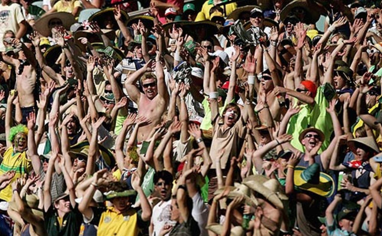 The Melbourne crowd flouted the new ban on the Mexican wave, Australia v New Zealand, CB Series, 11th match, Melbourne, February 4, 2007