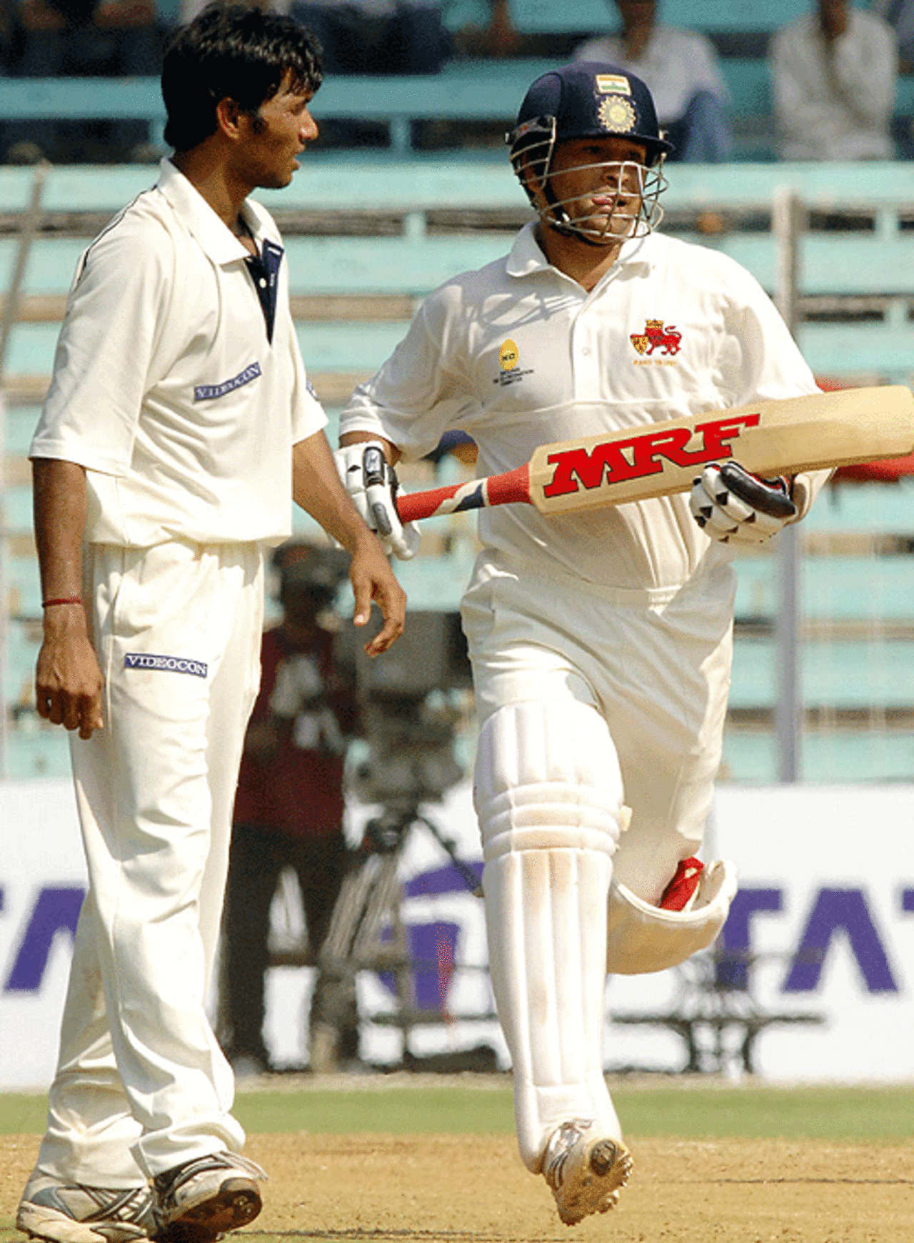 Ashok Dinda looks on as Sachin Tendulkar takes a run, Mumbai v Bengal, Ranji Super League final, Mumbai, February 4, 2007