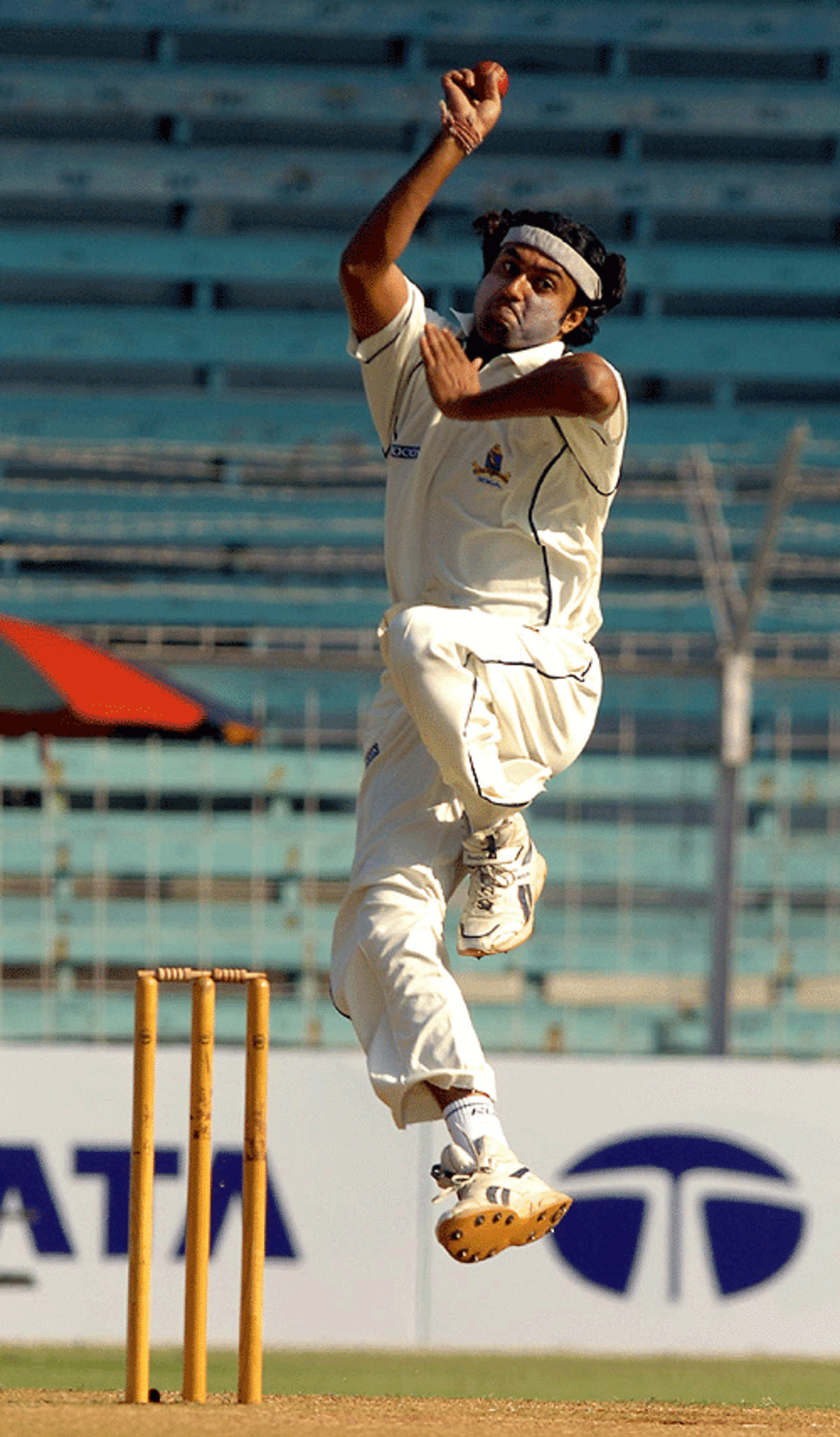 Ranadeb Bose at the top of his run up, Mumbai v Bengal, Ranji Super League final, 3rd day, Mumbai, February 4, 2007