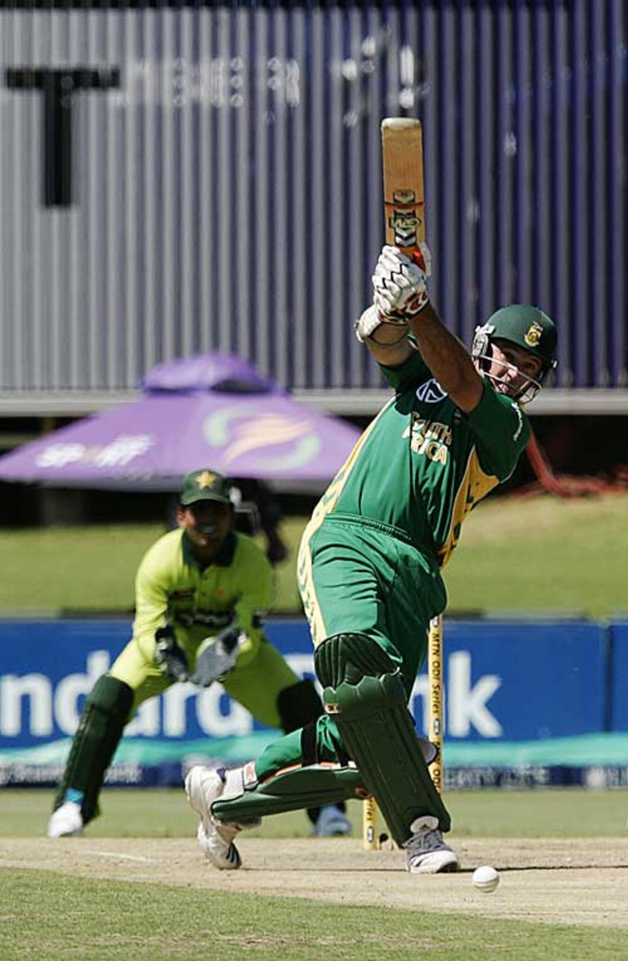 Graeme Smith launches down the ground, South Africa v Pakistan, 1st ODI, Centurion Park, February 4, 2007