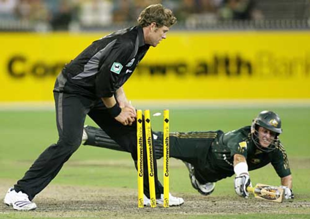Mike Hussey is run out but Australia eased home, Australia v New Zealand, CB Series, 11th match, Melbourne, February 4, 2007