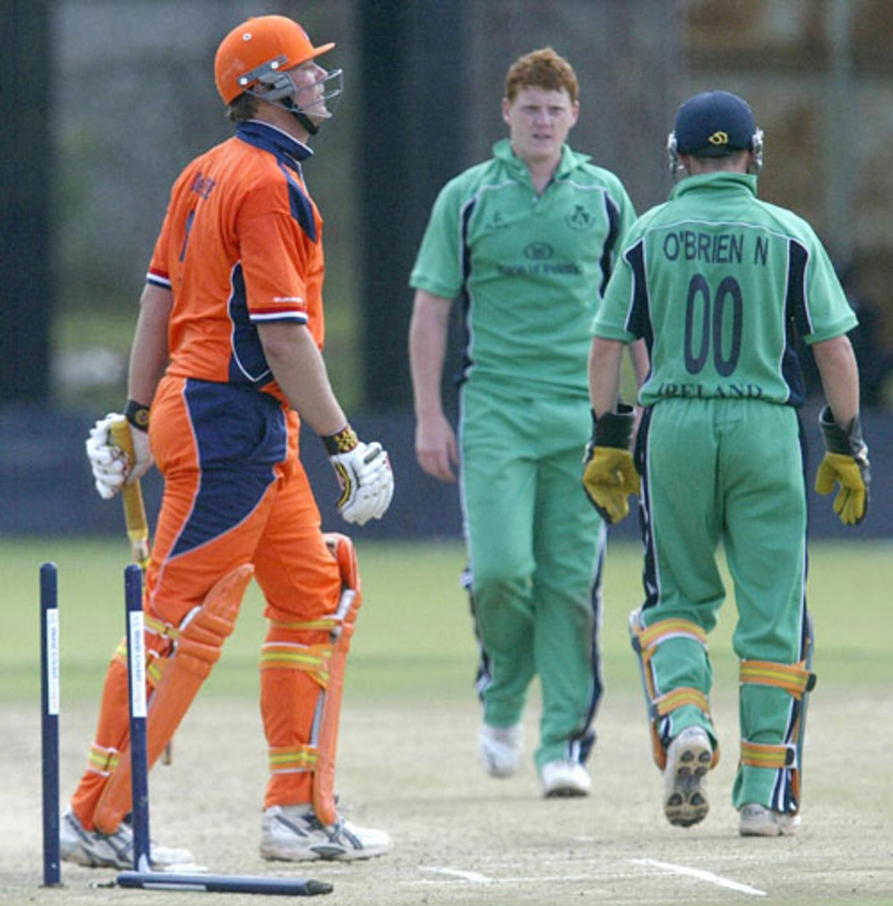 Tim de Leede is cleaned up by Kevin O'Brien, Ireland v Netherlands, World Cricket League, Nairobi, February 5, 2007