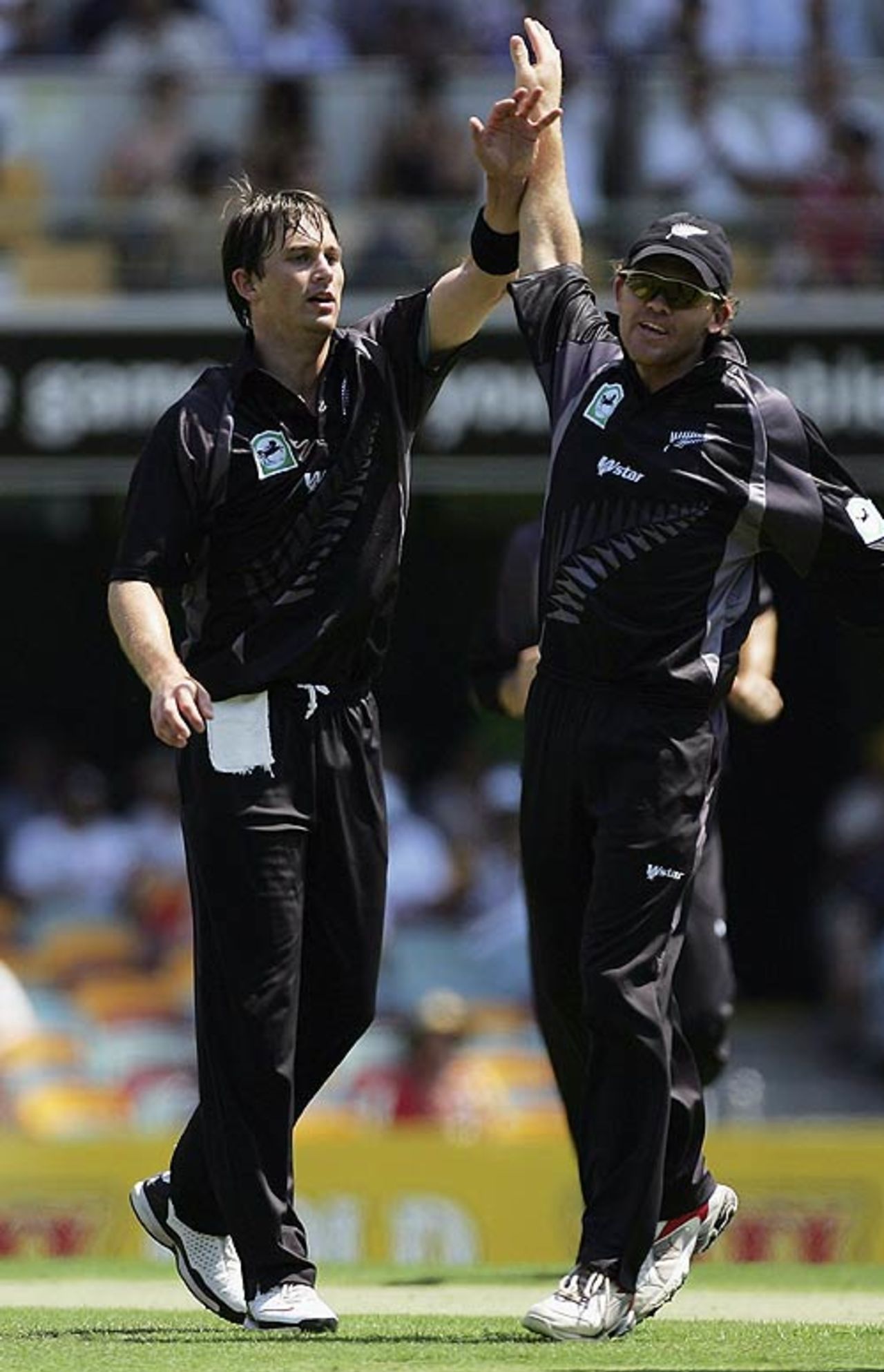Lou Vincent congratulates Shane Bond on his early breakthrough, England v New Zealand, CB Series, 12th match, Brisbane, February 6, 2007