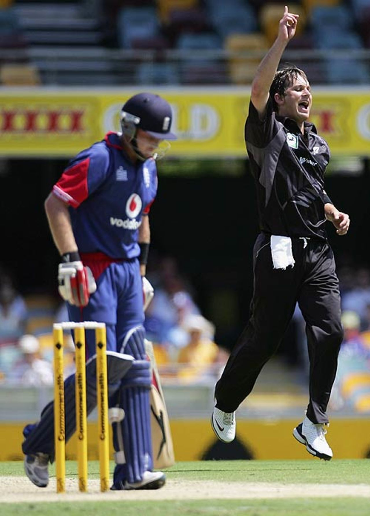 Shane Bond celebrates removing Ian Bell, England v New Zealand, CB Series, 12th match, Brisbane, February 6, 2007
