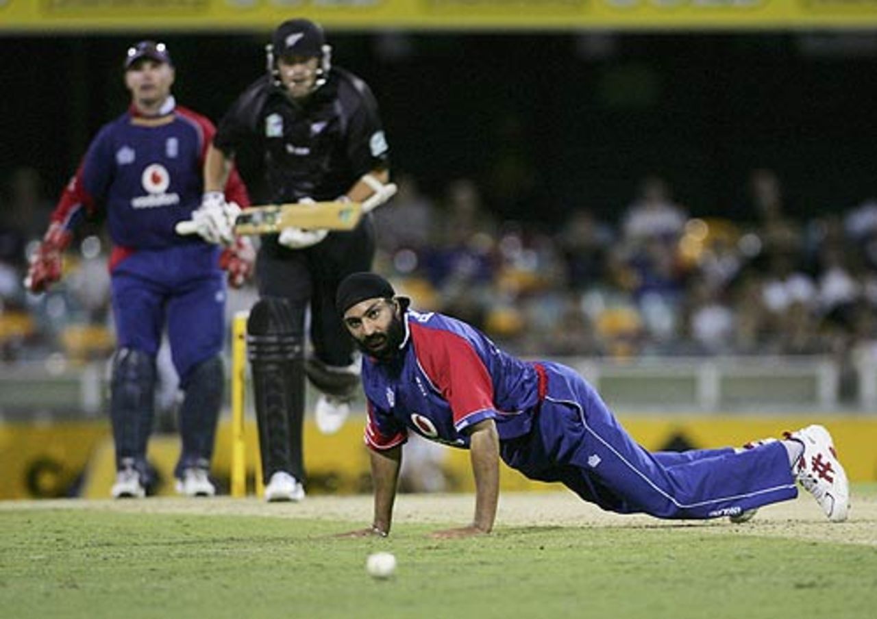 Monty Panesar looks on as Stephen Fleming drives back down the ground, England v New Zealand, CB Series, 12th match, Brisbane, February 6, 2007