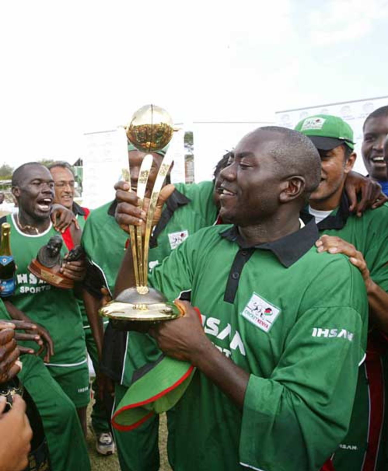 Steve Tikolo holds the WCL trophy after beating Scotland, Kenya v Scotland, World Cricket League final, Nairobi, February 7, 2007