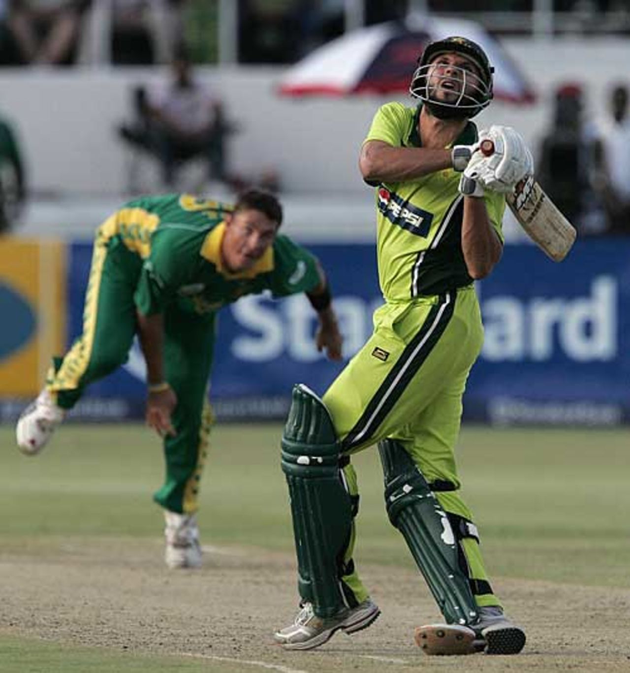 Shahid Afridi hooks Andre Nel during his brutal innings, South Africa v Pakistan, 2nd ODI, Durban, February 7, 2007