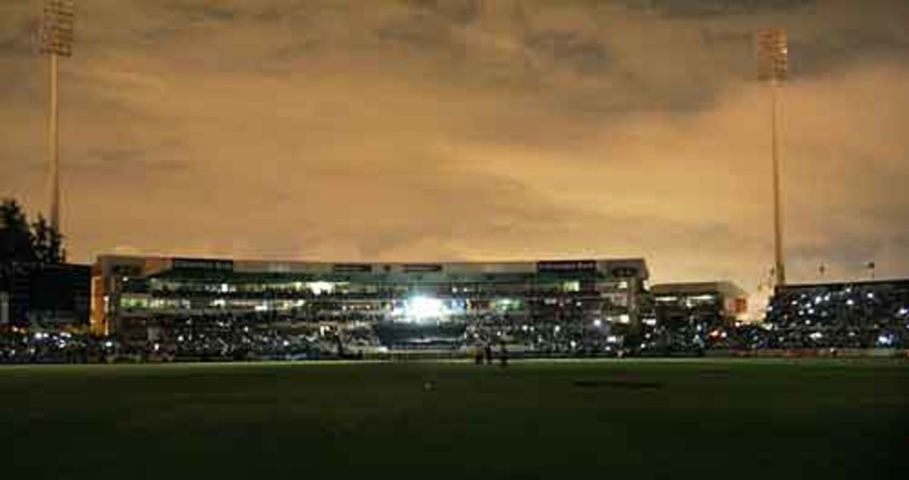 Kingsmead is thrown into darkness after the floodlights fail, South Africa v Pakistan, 2nd ODI, Durban, February 7, 2007