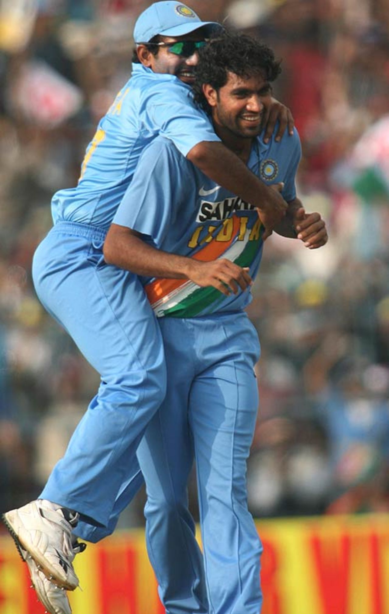 Munaf Patel and Robin Uthappa celebrate Jayawardene's dismissal, India v Sri Lanka, 1st ODI, Kolkata, February 8, 2007