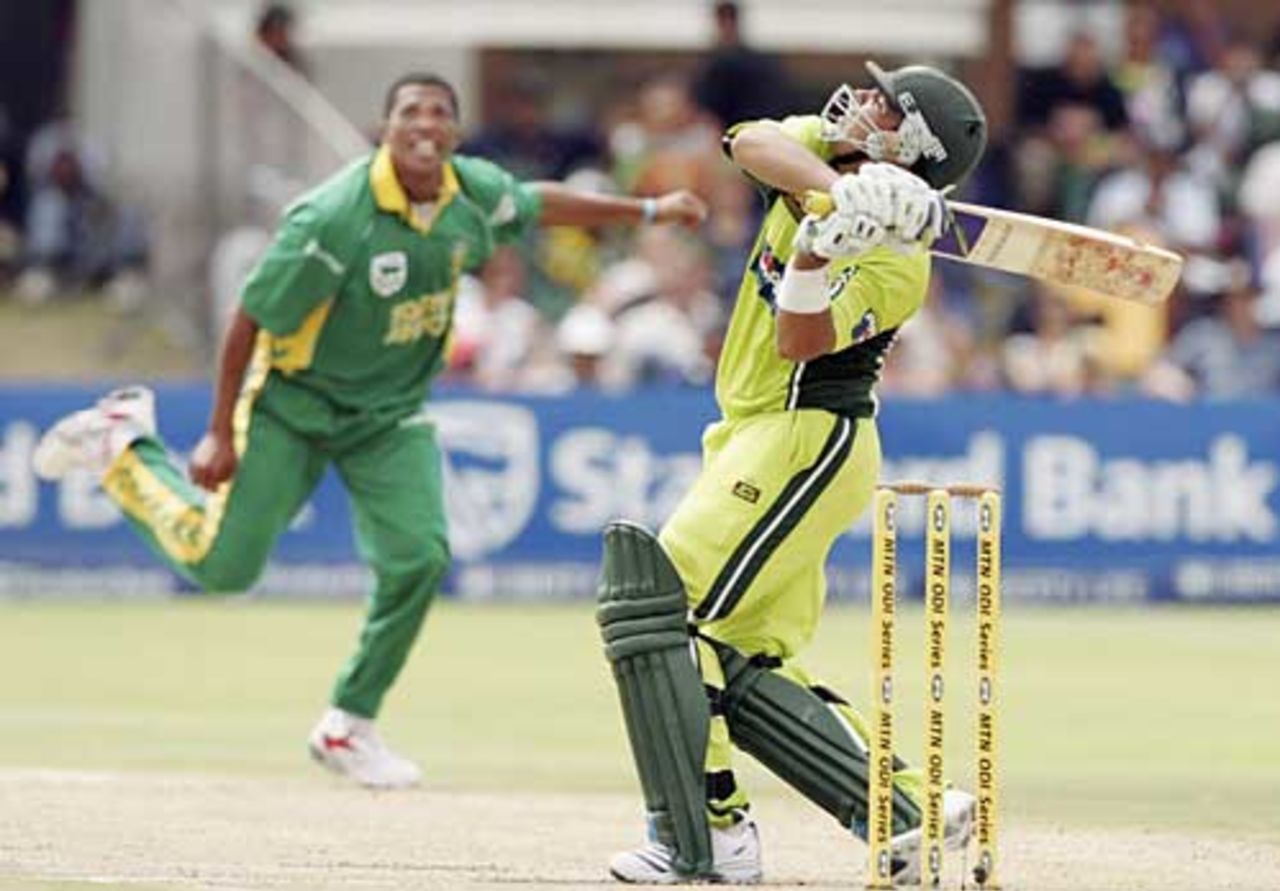 Kamran Akmal sends his pull shot straight up, South Africa v Pakistan, 3rd ODI, Port Elizabeth, February 9, 2007
