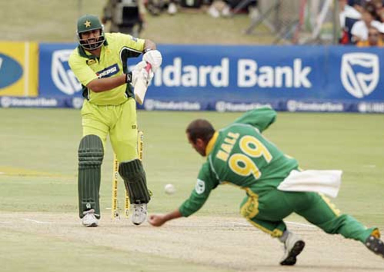 Andrew Hall spills a sharp chance off Inzamam-ul-Haq, South Africa v Pakistan, 3rd ODI, Port Elizabeth, February 9, 2007