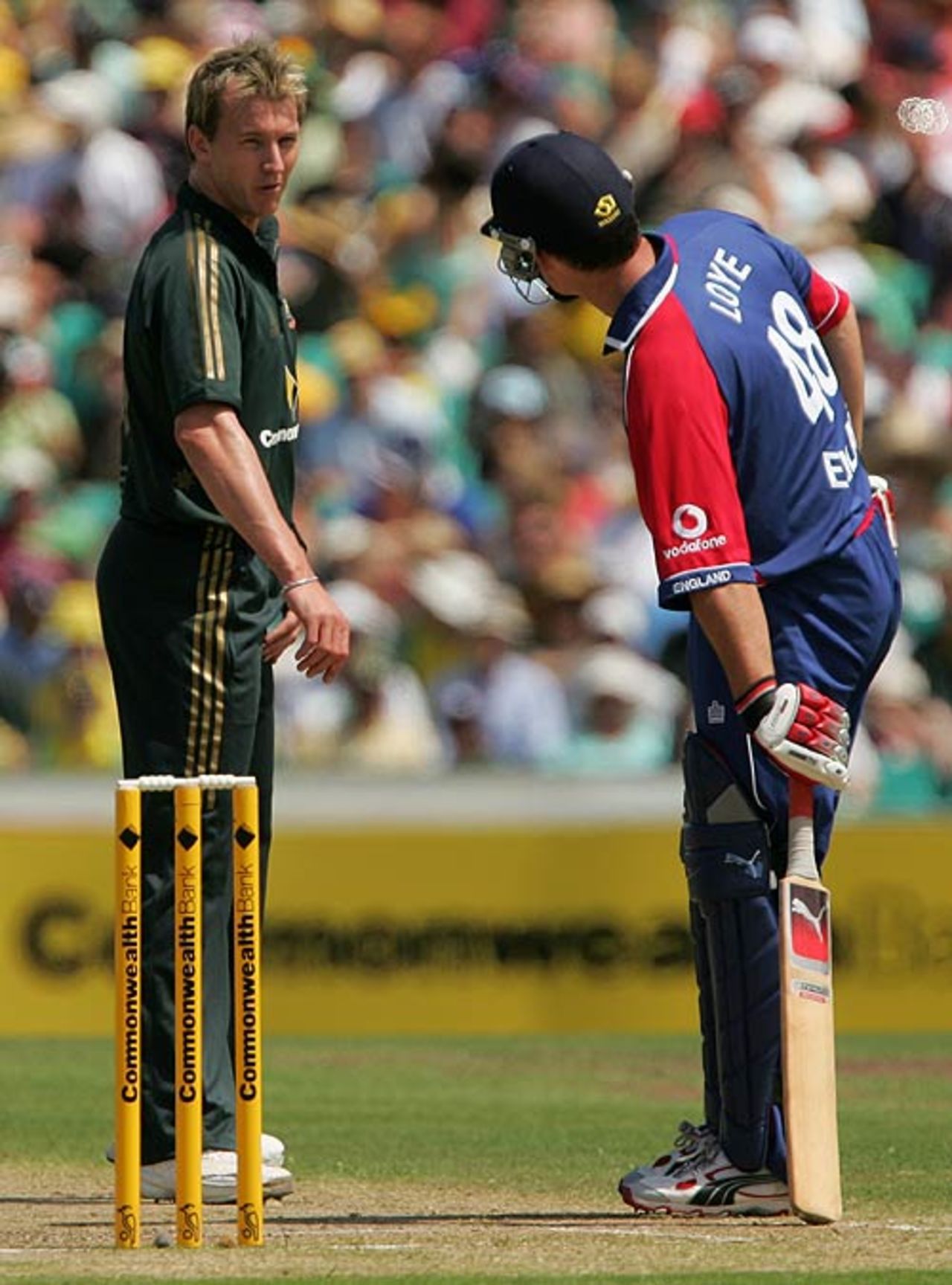 Brett Lee gives Mal Loye some batting advice, Australia v England, CB Series, 2nd final, Sydney, February 11, 2007
