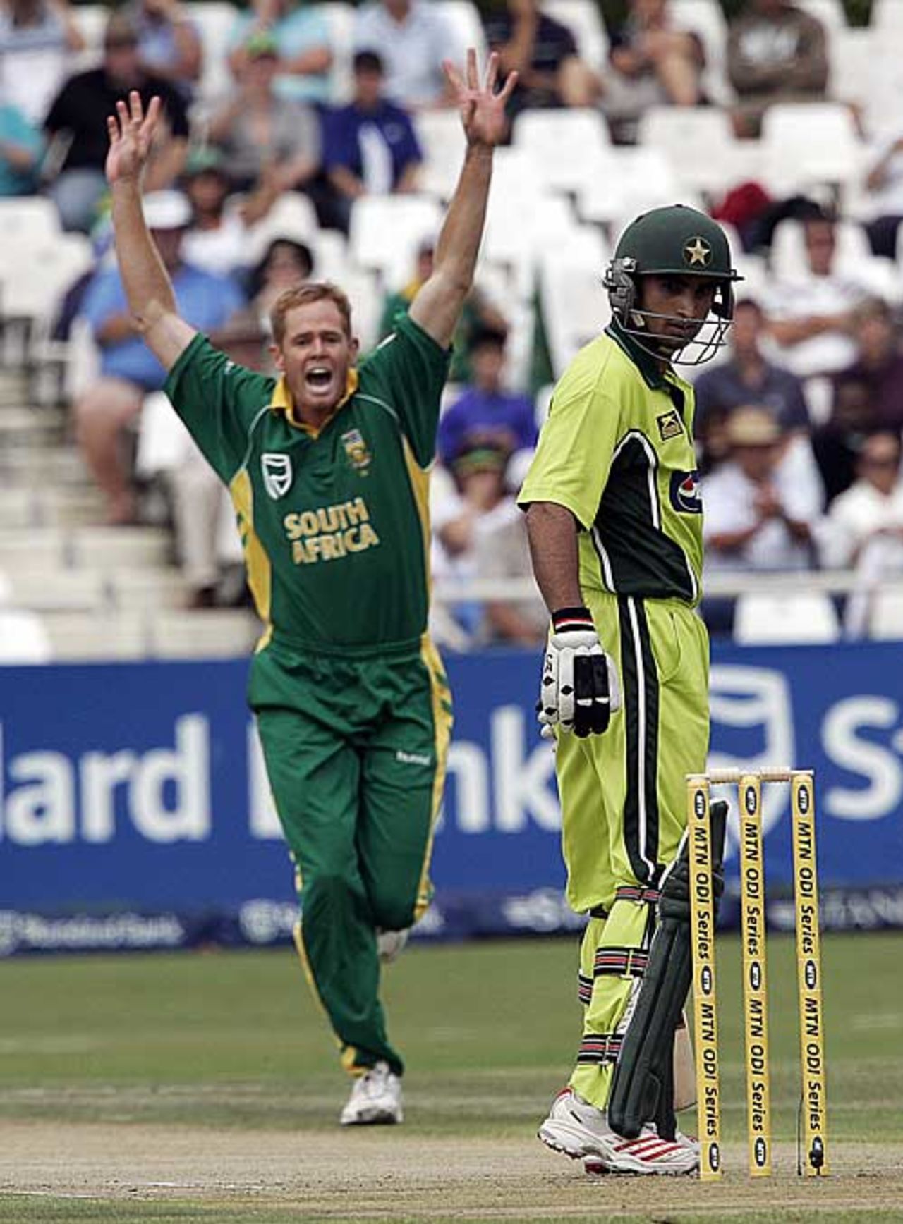 Shaun Pollock shifts Imran Nazir second ball, South Africa v Pakistan, 4th ODI, Cape Town, February 11, 2007