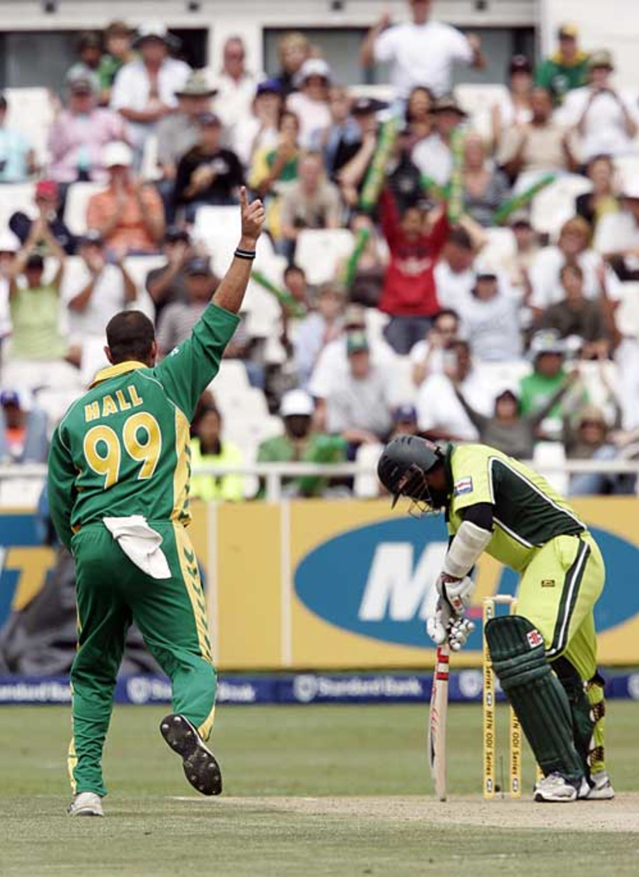 Mohammad Yousuf falls to Andrew Hall, South Africa v Pakistan, 4th ODI, Cape Town, February 11, 2007