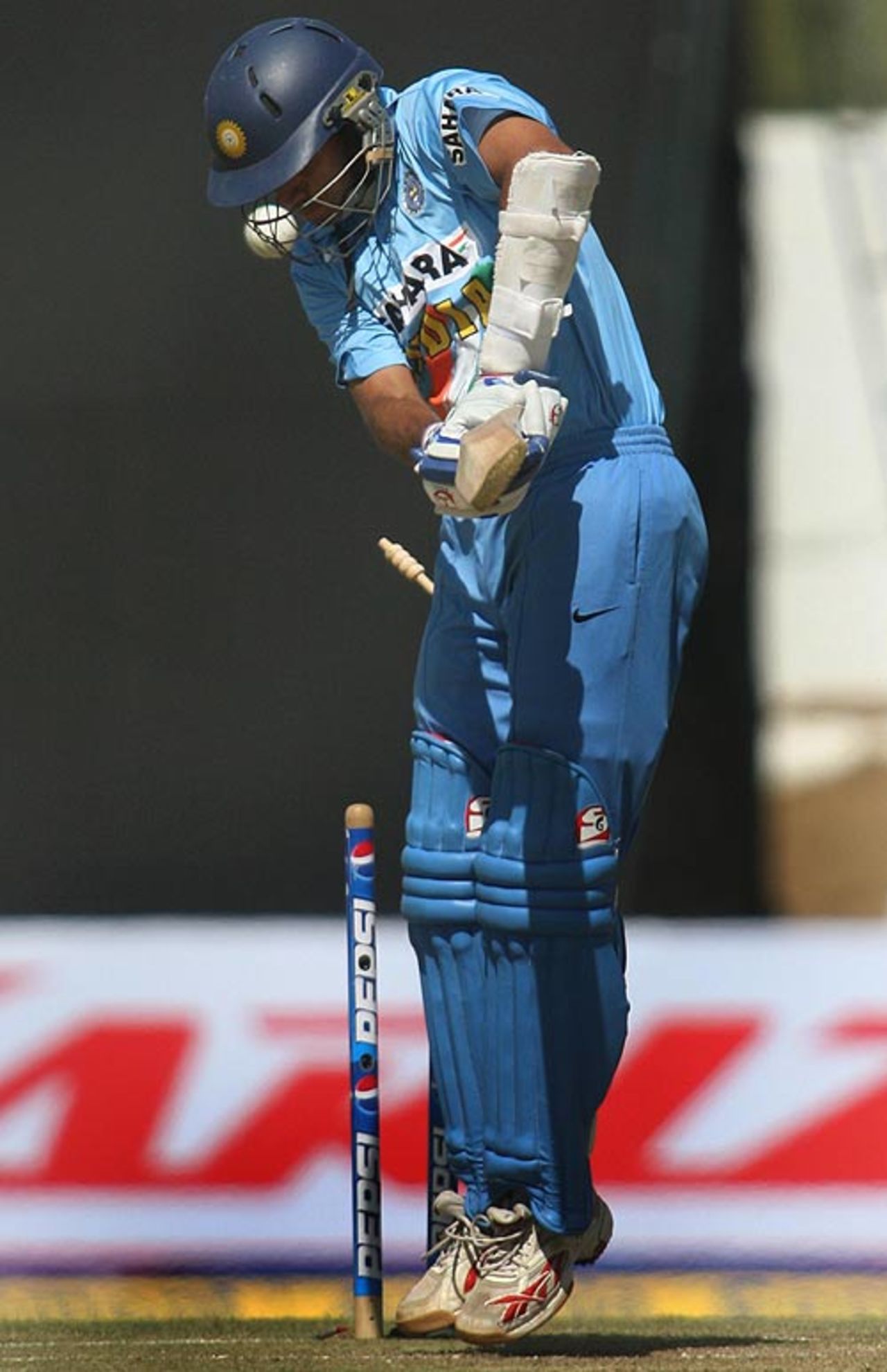 Farveez Maharoof gets through Rahul Dravid's defences, India v Sri Lanka, 2nd ODI, Rajkot, February 11, 2007
