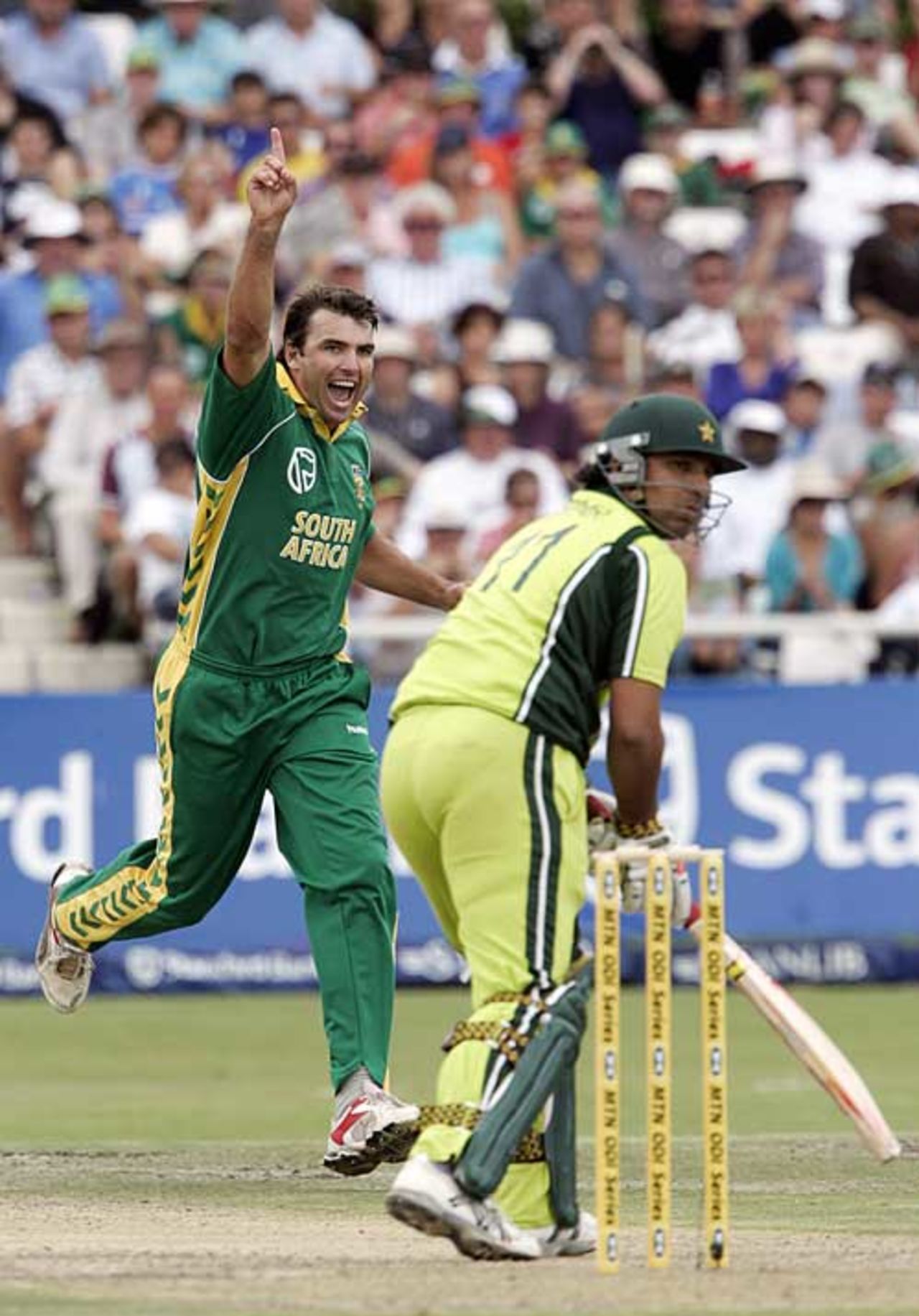 Justin Kemp helped remove Pakistan's middle order, South Africa v Pakistan, 4th ODI, Cape Town, February 11, 2007