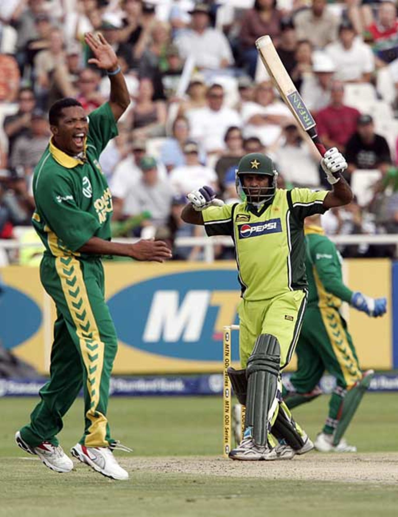 Makhaya Ntini joined the wicket-taking fun with Rana Naved-ul-Hasan's scalp, South Africa v Pakistan, 4th ODI, Cape Town, February 11, 2007