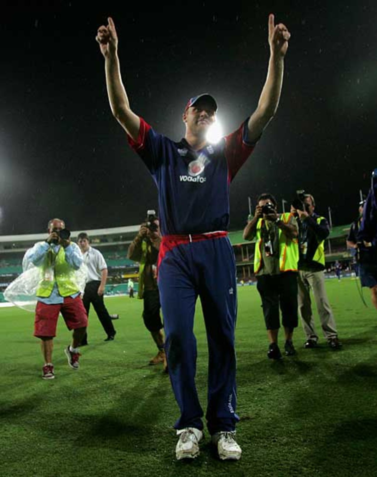 Andrew Flintoff salutes the crowd after England's win, Australia v England, CB Series, 2nd final, Sydney, February 11, 2007