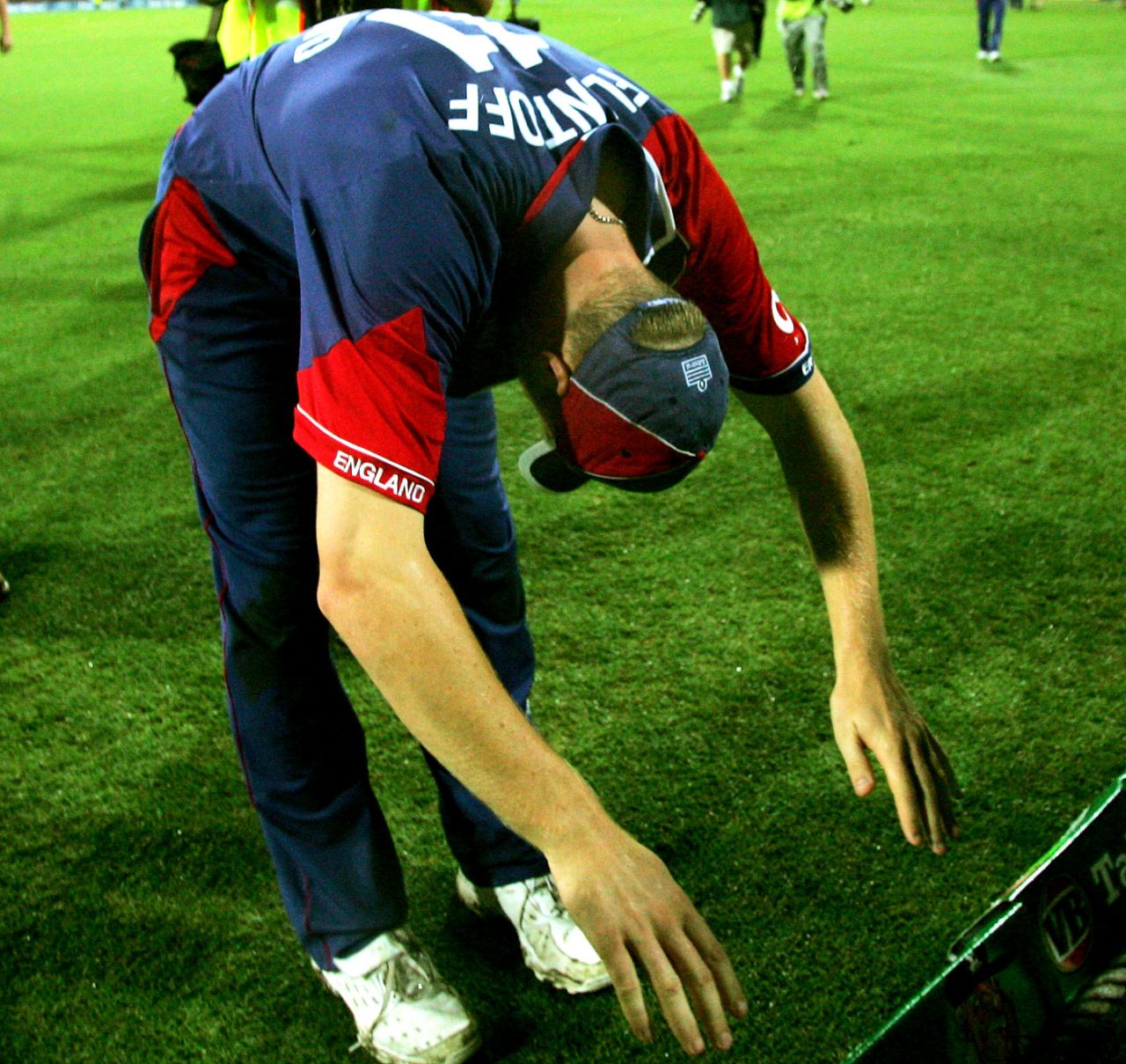 Andrew Flintoff bows to the England supporters, Australia v England, CB Series, 2nd final, Sydney, February 11, 2007