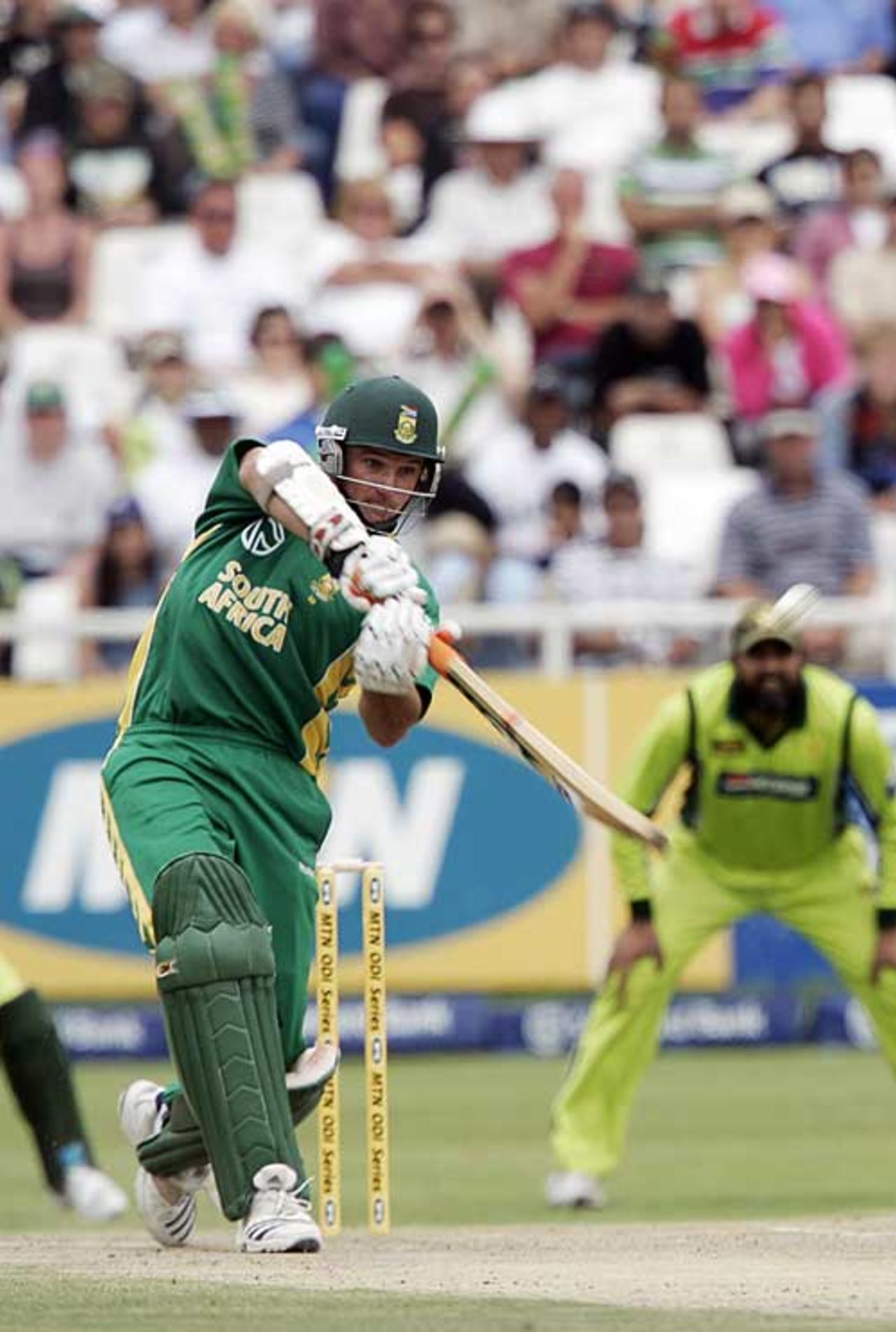 Graeme Smith slams the ball over the infield, South Africa v Pakistan, 4th ODI, Cape Town, February 11, 2007