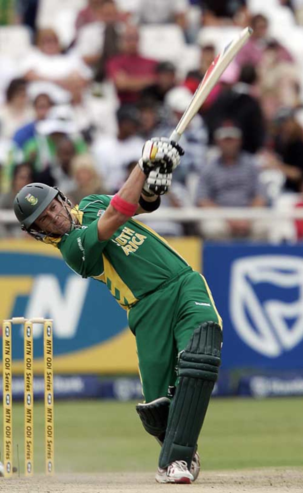 AB de Villiers almost swings himself off his feet as South Africa race to victory, South Africa v Pakistan, 4th ODI, Cape Town, February 11, 2007