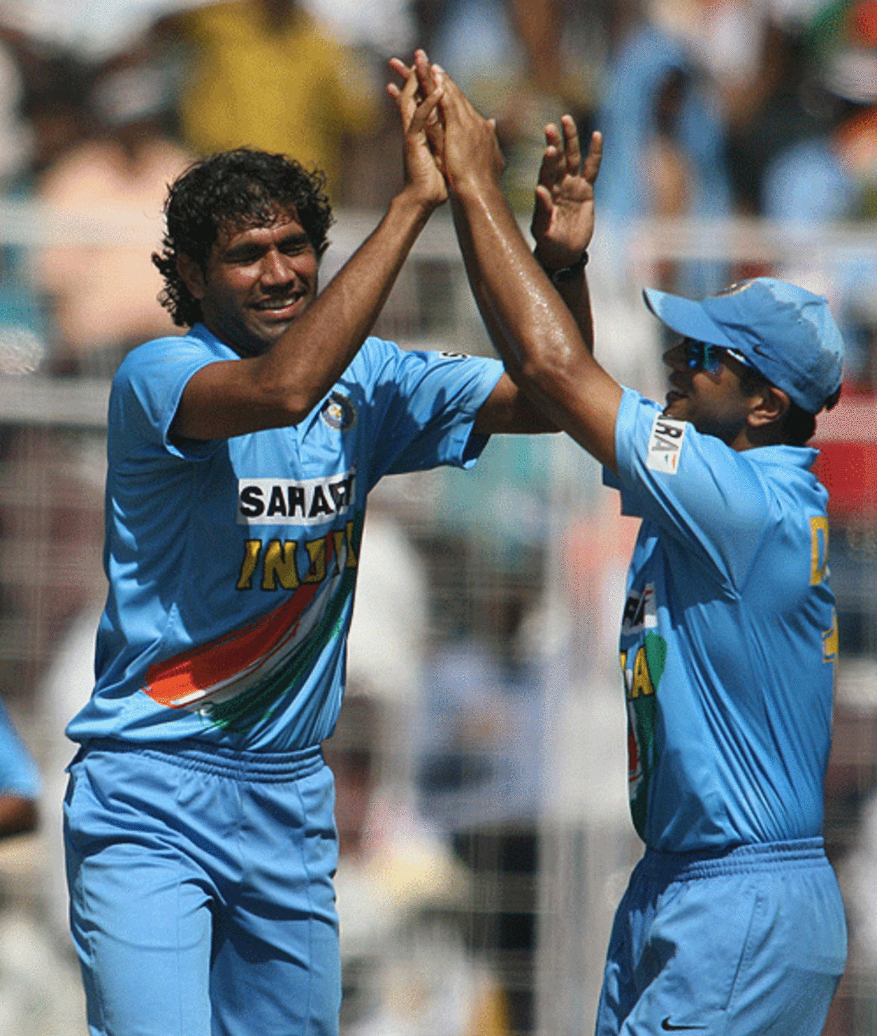 Munaf Patel and Rahul Dravid celebrate Marvan Atapattu's fall, India v Sri Lanka, 3rd ODI, Margao, February 14, 2007