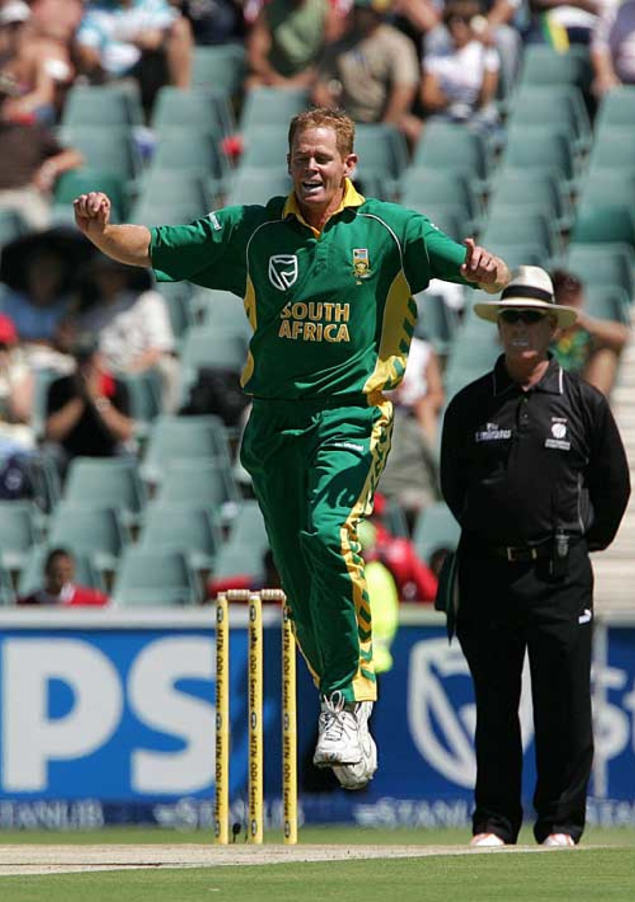 Shaun Pollock struck early and often for South Africa on his way to 5 for 22, South Africa v Pakistan, 5th ODI, Johannesburg, February 14, 2007