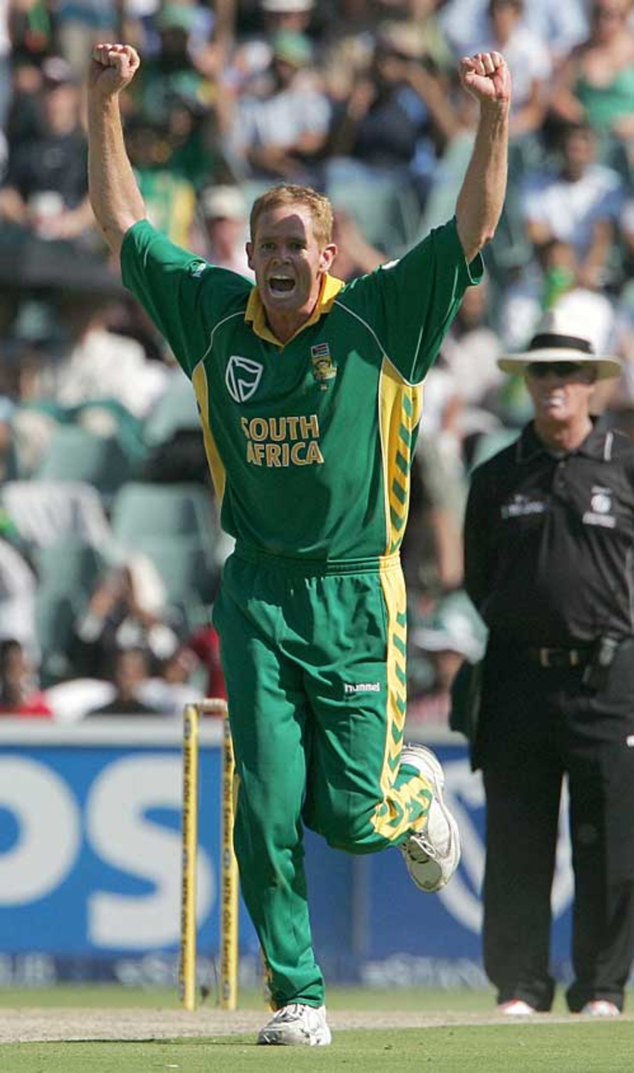 Shaun Pollock adds another wicket to his tally, South Africa v Pakistan, 5th ODI, Johannesburg, February 14, 2007