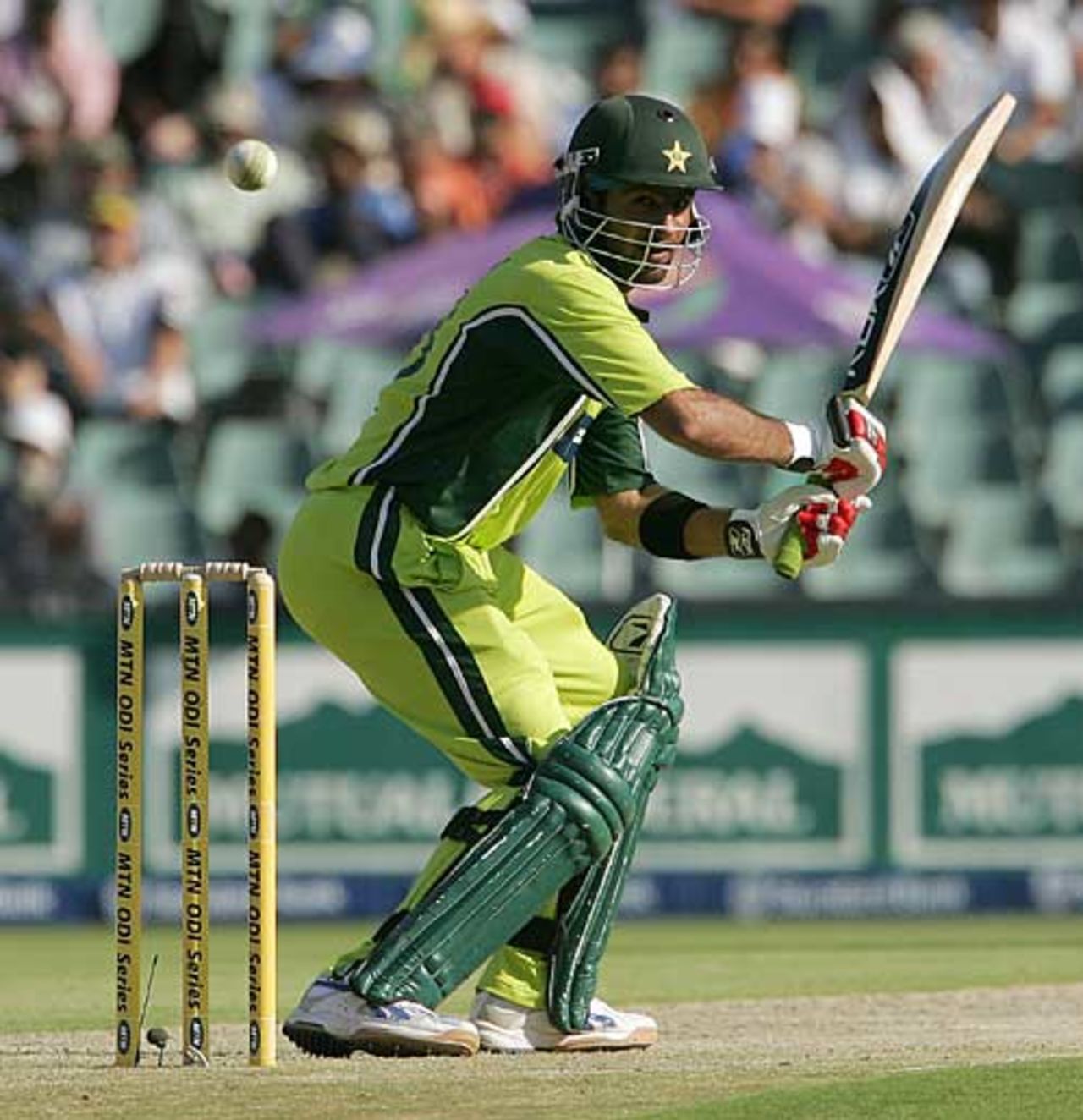 Shoaib Malik offered almost lone resistance for Pakistan, South Africa v Pakistan, 5th ODI, Johannesburg, February 14, 2007