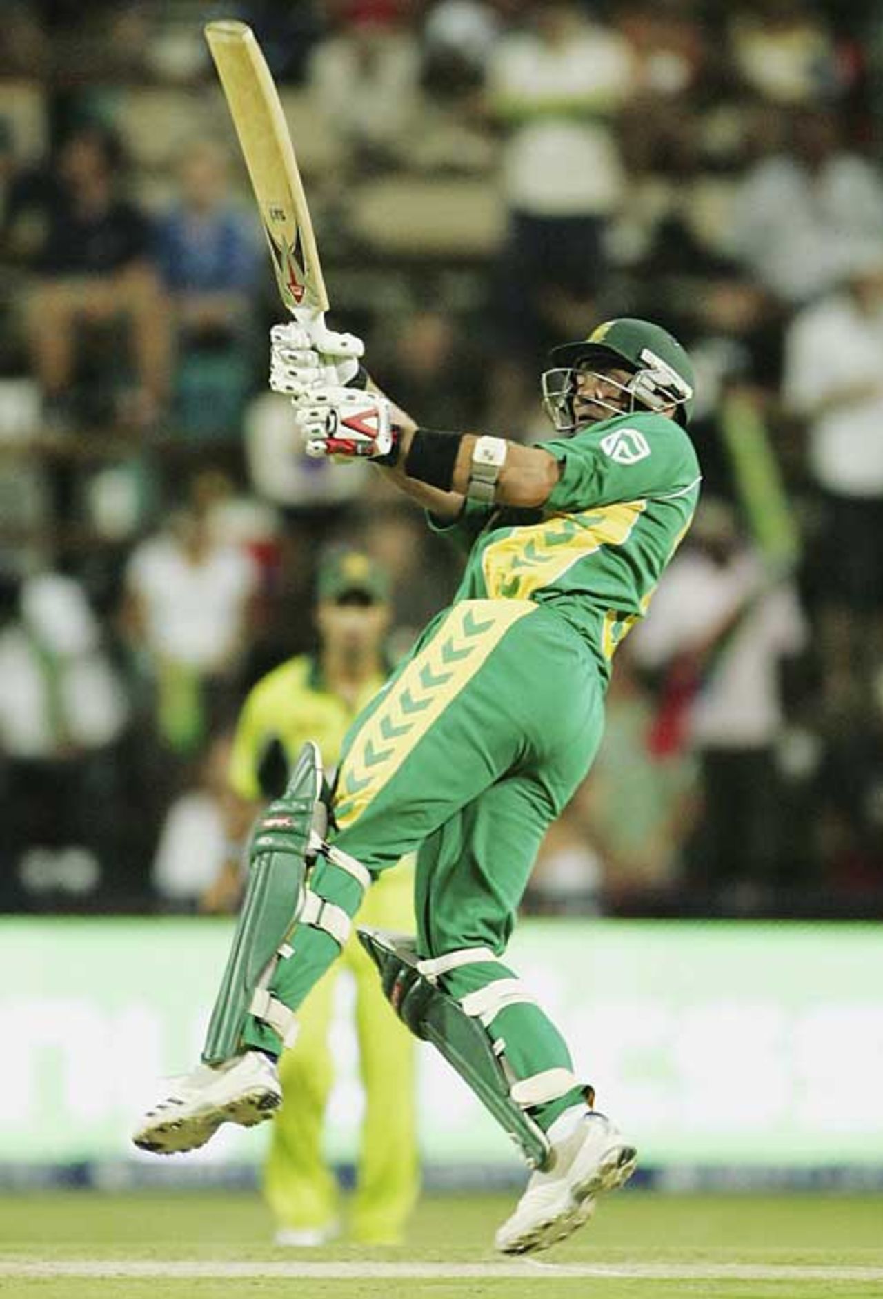 Jacques Kallis swings the ball away during his unbeaten 71, South Africa v Pakistan, 5th ODI, Johannesburg, February 14, 2007