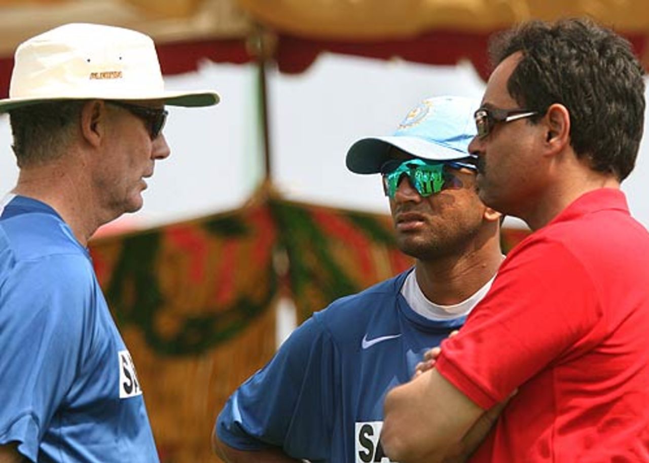 Greg Chappell, Rahul Dravid and Dilip Vengsarkar in discussion on the eve of the final ODI against Sri Lanka, Visakhapatnam, February 16, 2007 