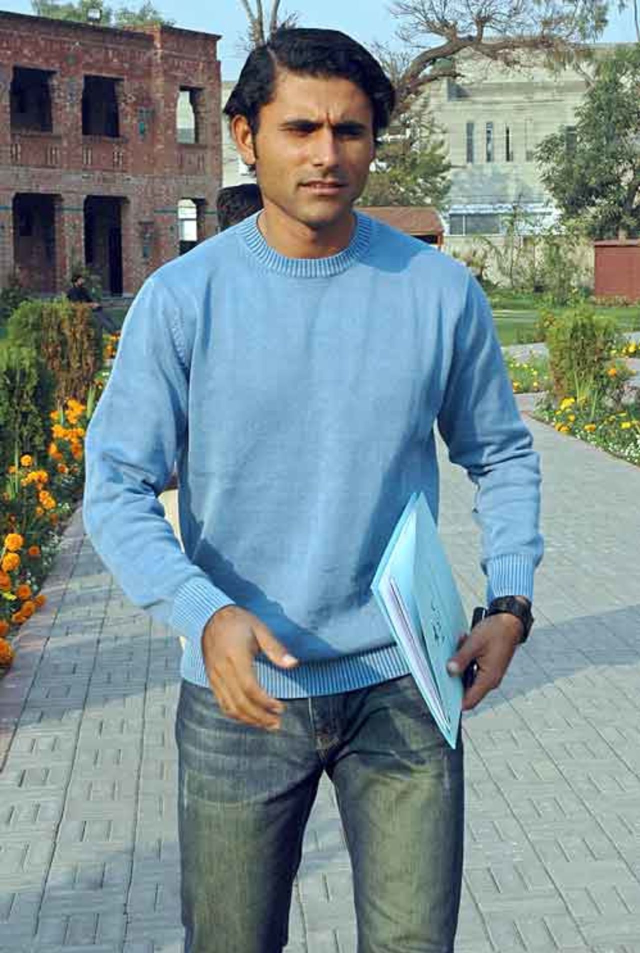 Abdul Razzaq leaves the National Cricket Academy after his dope test, Lahore, February 16, 2007