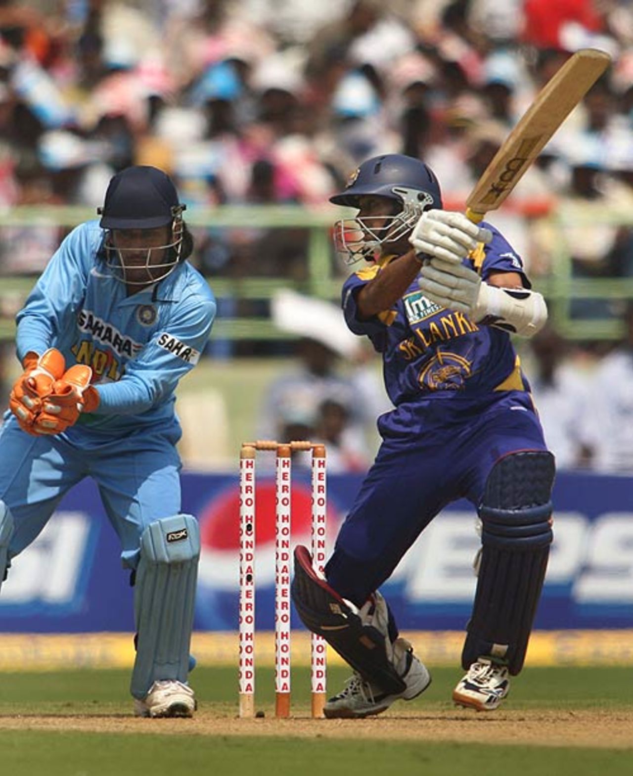Tillakaratne Dilshan cuts during his 28, India v Sri Lanka, 4th ODI, Visakhapatnam, February 17, 2007