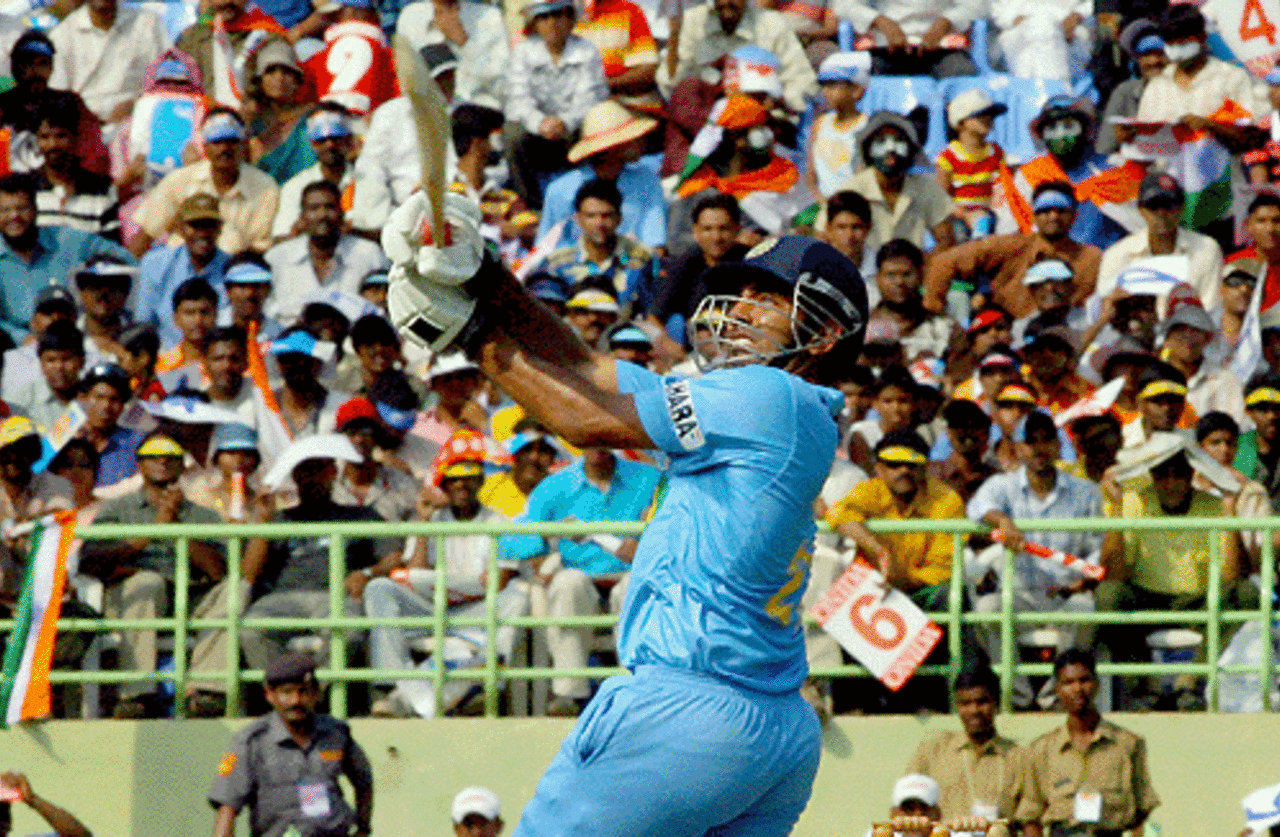 Robin Uthappa heaves one high for a six, India v Sri Lanka, 4th ODI, Visakhapatnam, February 17, 2007