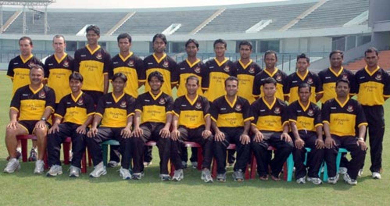 The Bangladesh squad pose for the cameras, Dhaka, February 18, 2007
