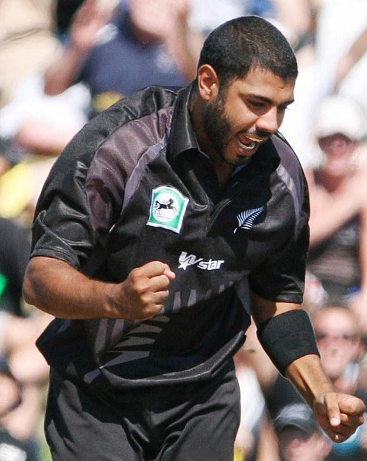 Jeetan Patel finally gets the first breakthrough, sending back Shane Watson, New Zealand v Australia, Chappell-Hadlee Trophy, 3rd match, Hamilton, February 20, 2007