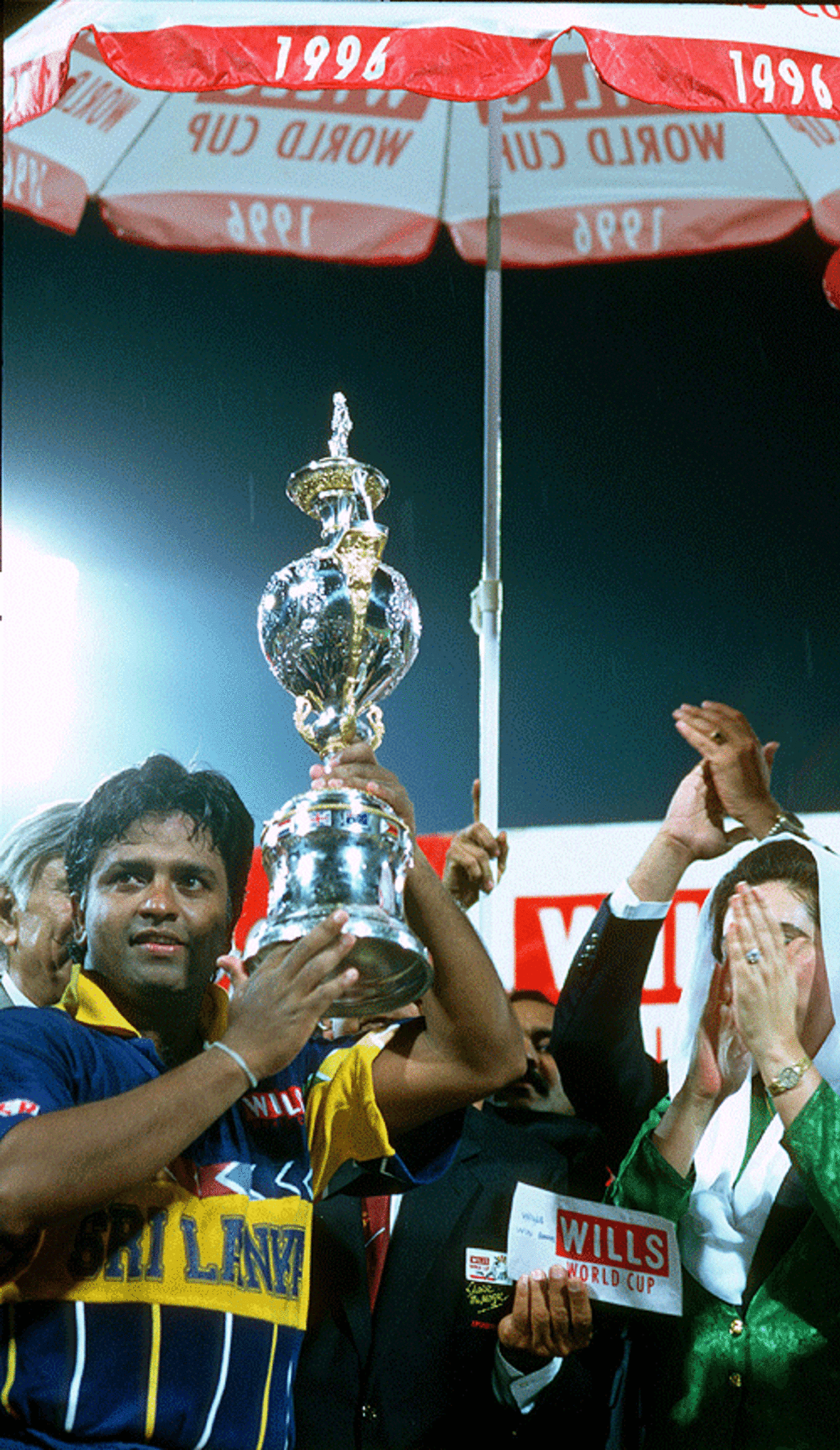 Arjuna Ranatunga holds the Wills World Cup aloft, Final, Australia v Sri Lanka, Wills World Cup, Lahore, March 17, 1996