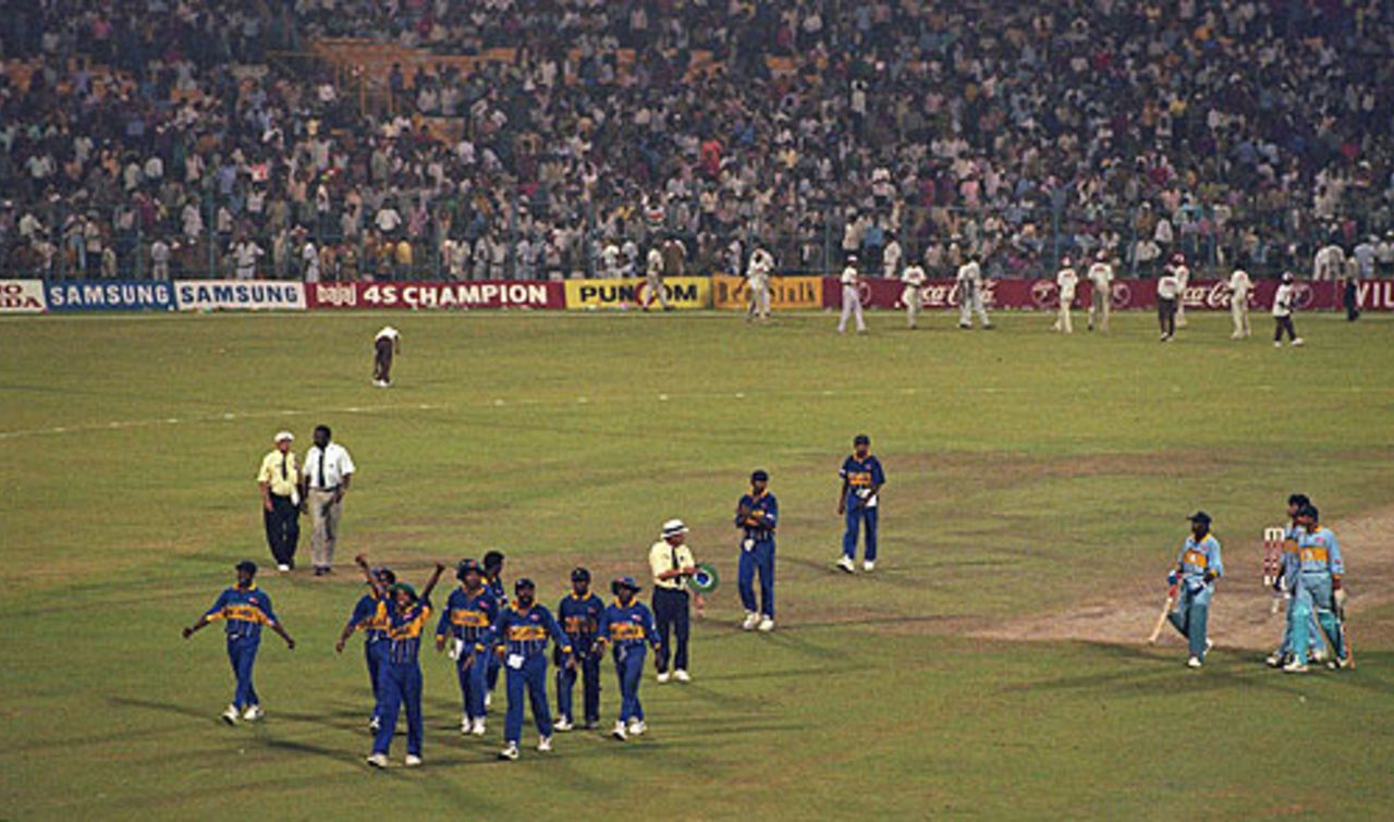Sri Lanka leave the field after being adjudged winners, 1st semi-final, India v Sri Lanka, Wills World Cup, Kolkata, March 13, 1996