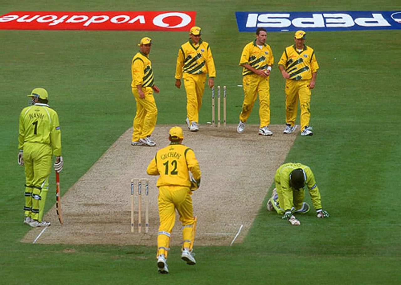 Inzamam-ul-Haq is run out by Damien Fleming, Australia v Pakistan, 16th match, World Cup, Leeds, May 23, 1999