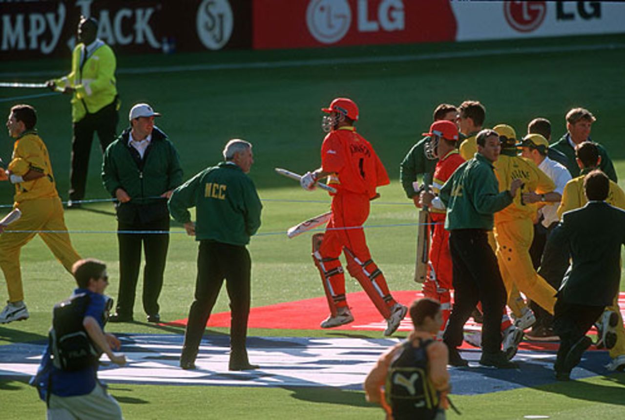 Neil Johnson and the Australians head for the dressing room, 5th Super Six match: Australia v Zimbabwe, World Cup, Lord's, June 9, 1999