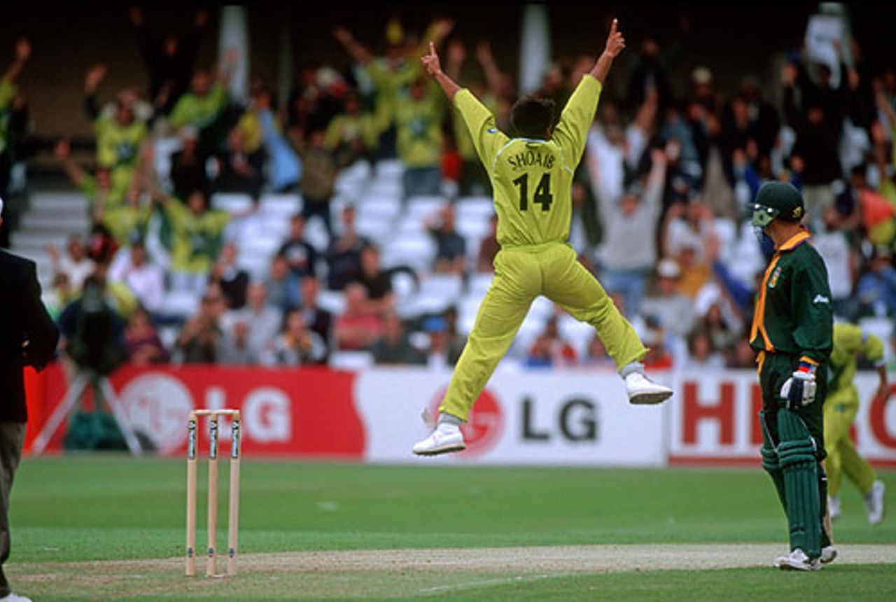 Shoaib Akhtar celebrates getting Herschelle Gibbs for 0, 2nd Super Six match: Pakistan v South Africa, World Cup, Nottingham, June 5, 1999