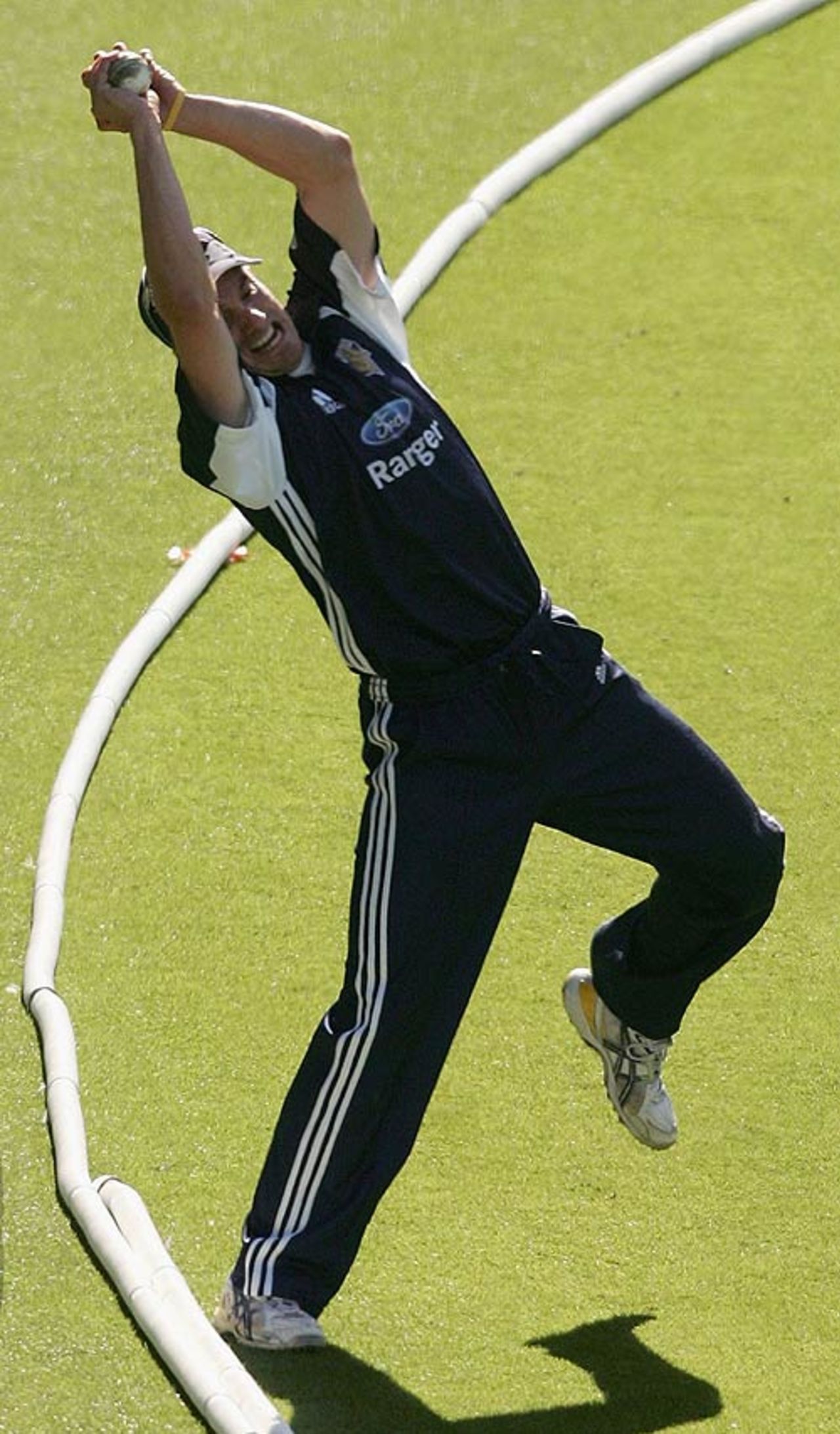 Michael Klinger takes a well-judged catch on the boundary, Victoria v Queensland, Ford Ranger Cup final, Melbourne, February 25, 2007