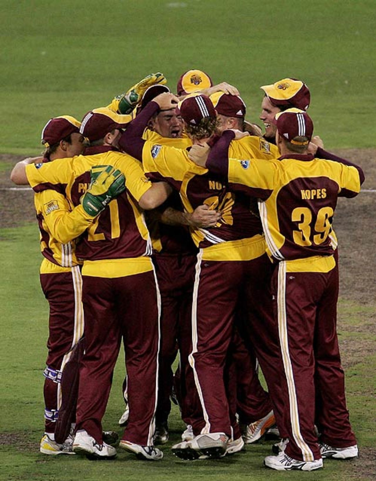 Queensland celebrate their limited-overs title, Victoria v Queensland, Ford Ranger Cup final, Melbourne, February 25, 2007