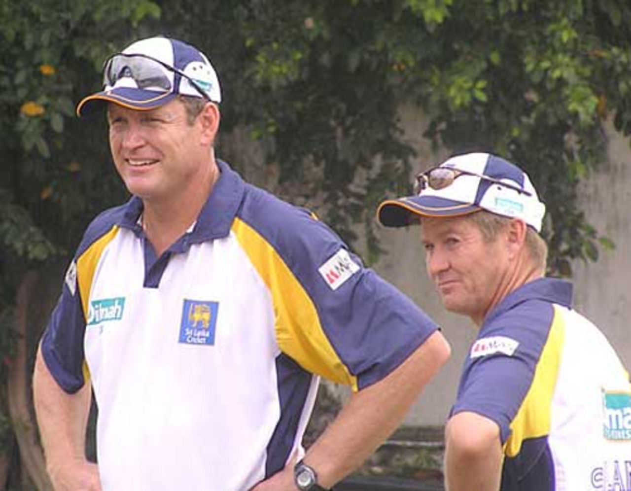 Tom Moody and Trevor Penney in discussion as Sri Lanka prepare to leave for the World Cup, Colombo, February 26, 2007