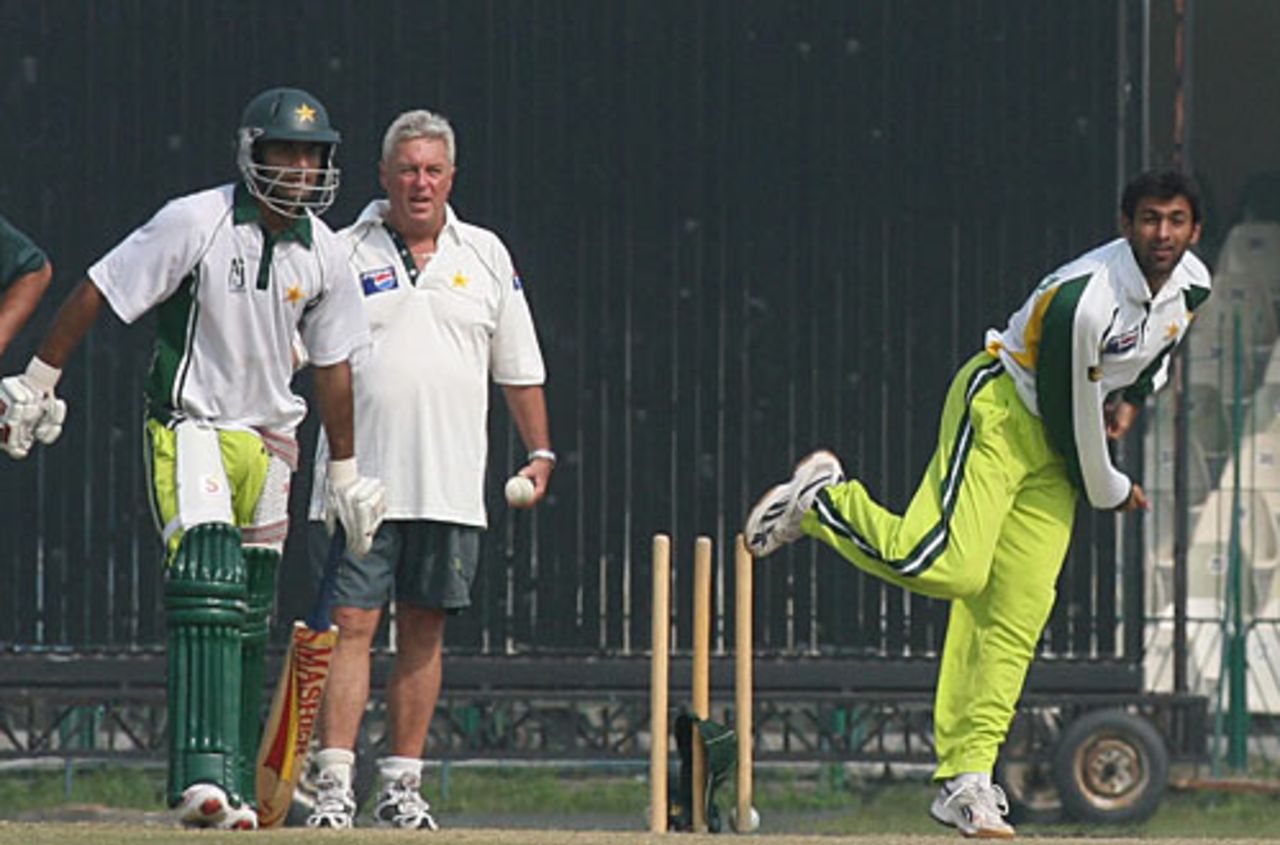 Shoaib Malik turns his arm over, watched by Bob Woolmer during a practice session ahead of the World Cup, Lahore, February 26, 2007