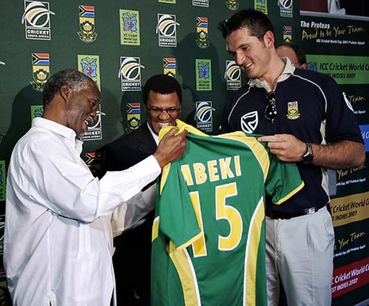 Thabo Mbeki, the South African president, receives a signed shirt from Graeme Smith ahead of South Africa's departure for the World Cup, Pretoria, February 26, 2007