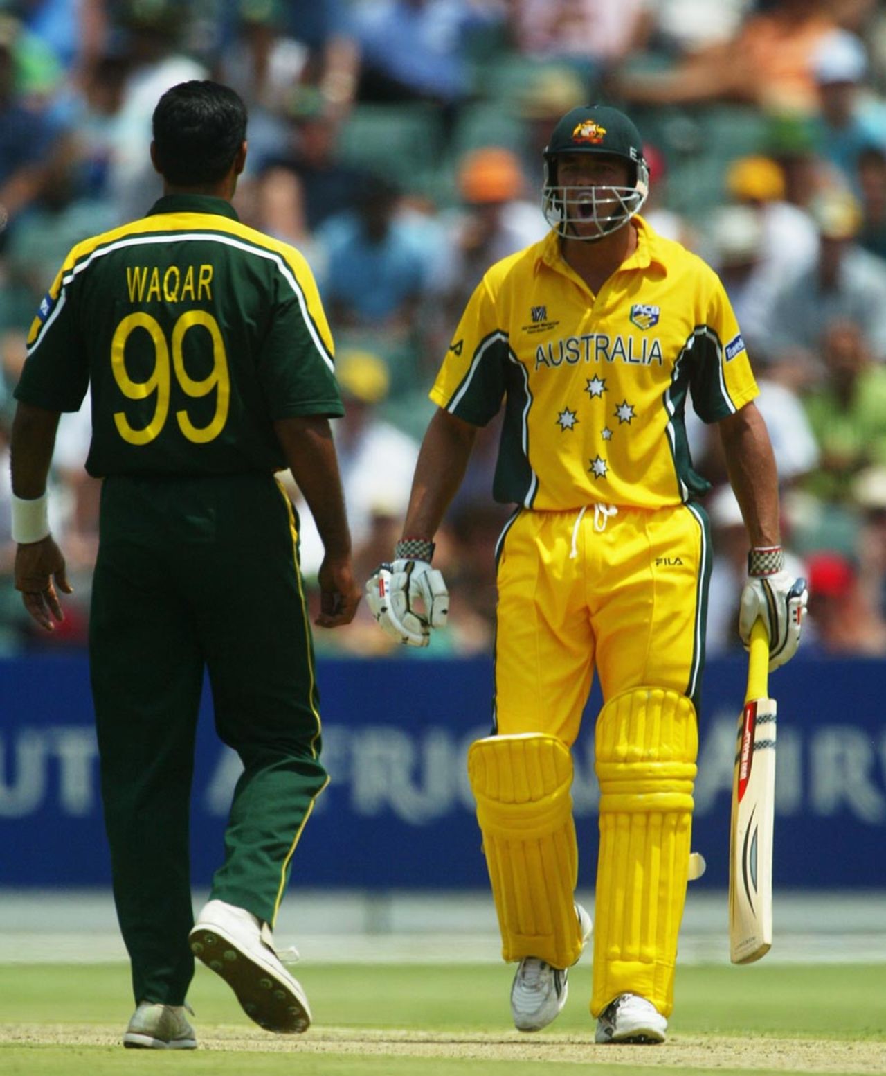 Andrew Symonds confronts Waqar Younis after he bowled two beamers at him, Australia v Pakistan, 4th match, World Cup, Johannesburg, February 11, 2003