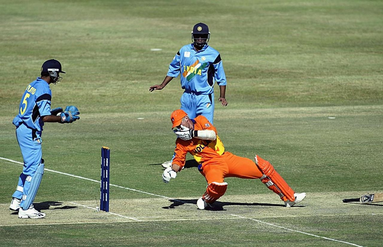Edgar Schiferli gets hit in the face by Harbhajan Singh, India v Netherlands, 7th match, World Cup, Paarl, February 12, 2003