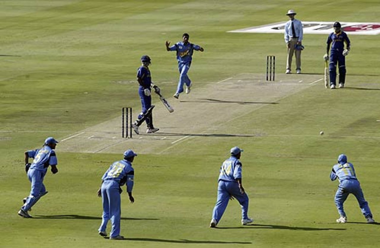 Ashish Nehra took 4 for 35 against Sri Lanka, India v Sri Lanka, 4th Super Six match, Johannesburg, March 10, 2003