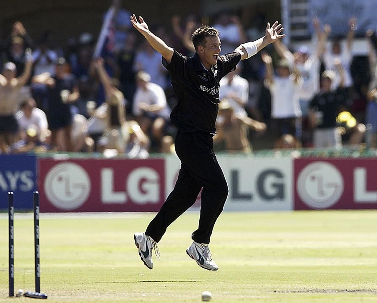 Shane Bond ripped through Australia and finished with 6 for 23, New Zealand v Australia, 5th Super Six match, Port Elizabeth, March 11, 2003